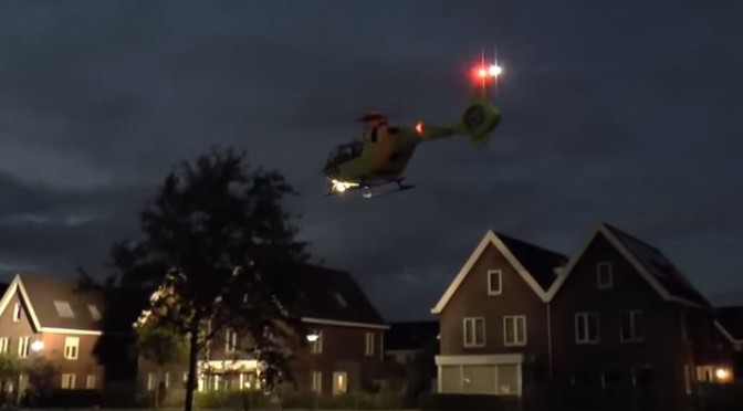 Traumahelikopter land op Kramerhofplantsoen in Hoofddorp [video]