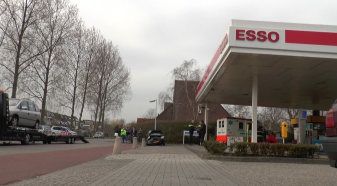 Automobilist botst op autoambulance en lantaarnpaal bij Esso tankstation Hoofddorp [video]