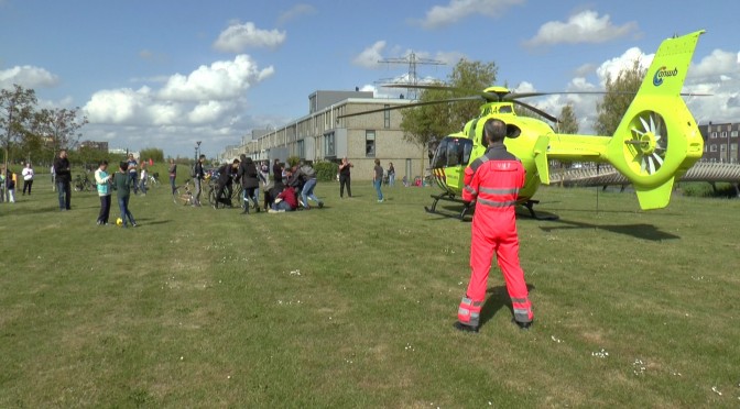 Traumahelikopter landt op veldje naast de IJtocht in Hoofddorp [video]