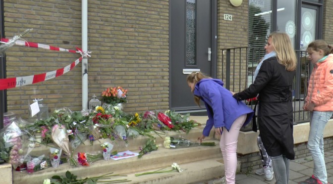 Kleine bloemenzee ontstaan ter nagedachtenis aan de door de schietpartij overleden jonge vrouw