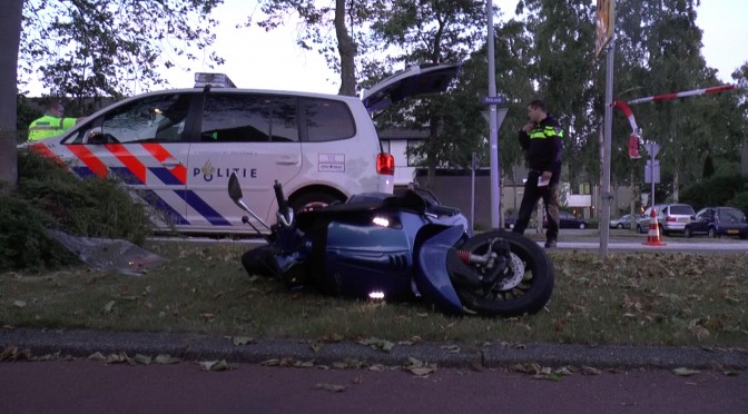 Gewonden bij aanrijding auto versus scooter op Paxlaan in Hoofddorp [video]